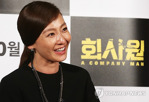 ▲ 배우 이미연이 회사원 시사회에서 밝게 웃고 있다 ⓒ연합뉴스 제공