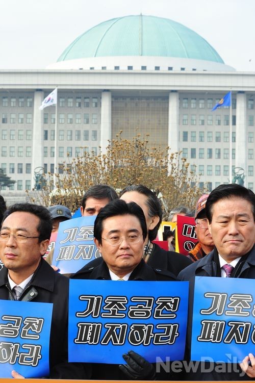 ▲ 전병헌 민주당 원내대표가 23일 오후 여의도 국회 정문 앞에서 열린 [기초선거 정당공천 폐지 대선공약 이행촉구 시민행동 기자회견]에 참석해 피켓을 들고 있다. ⓒ 이종현 기자