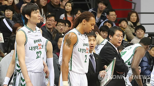 ▲ 31일 고양실내체육관에서 열린 프로농구 고양 오리온스와 원주 동부 경기. 동부 이충희 감독이 어두운 표정을 짓고 있다. ⓒ연합뉴스