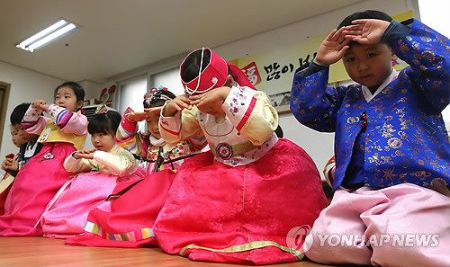▲ 서울 송파구 잠실동의 한 아파트단지 어르신쉼터에서 어린이들이 한복을 입고 어르신들에게 세배를 하고 있다. ⓒ연합뉴스