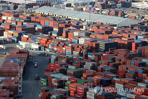▲ 부산 신선대 부두 야적장에 수출입 화물이 가득 쌓여 있다.   ⓒ 연합뉴스