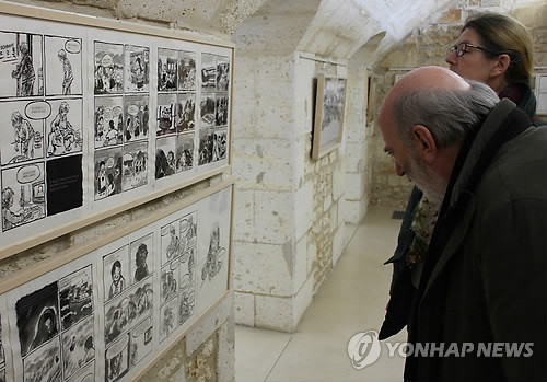 ▲ 앙굴렘 일본군 위안부 기획전 만화 관람하는 관객.ⓒ연합뉴스