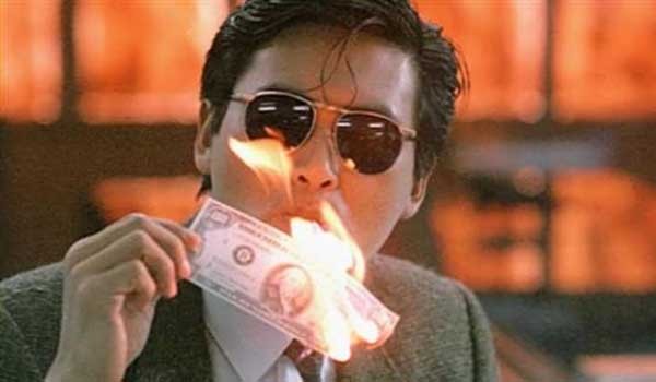 ▲ 영화 '영웅본색'의 명장면으로 꼽히는, 위조지폐로 담배불을 붙이는 장면.