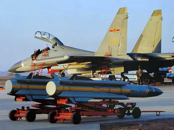 ▲ Kh-31 크립톤 대함미사일 뒤로 보이는 중국 인민해방군 Su-30MK 전투기.