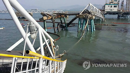 ▲ ▲ 지난 31일 오전 10시 5분쯤 전남 여수시 낙포동 낙포각 원유 2부두에서 유조선에 들이 받쳐 송유관이 파괴되면서 기름이 바닷물로 흘러들었다.