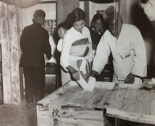 ▲ 한민족 역사상 최초의 보통선거제 도입, 1948년 5월10일 전국에서 공산당의 방해테러를 무릅쓰고 대한민국 건국을 위한 투표가 실시되었다.
