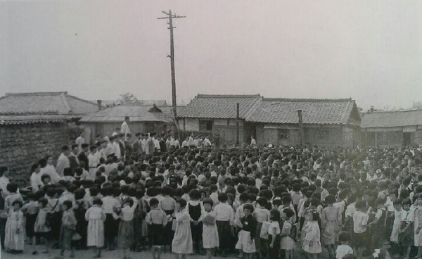 ▲ 건물도 없는 국민학교 노천교육 현장. 1952년 전쟁중에도 의무교육을 실시하는 지방 국민학교.