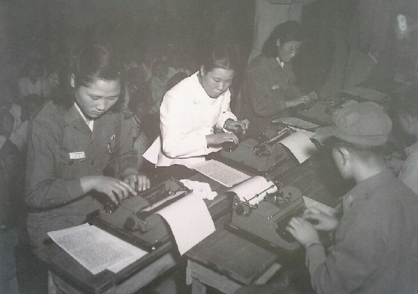 ▲ 1952년 10월9일, 전쟁중 한글날 기념 한글 타자대회를 개최, 문맹자퇴치운동을 적극 펼쳤다.