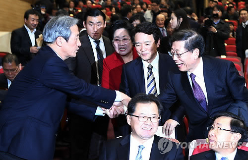 ▲ 지난해 12월16일 새누리당 정몽준 의원(왼쪽)이 국회 의원회관에서 열린 이상일 의원 출판기념회에서 김황식 전 국무총리(오른쪽)를 앞줄로 이끌고 있다. ⓒ연합뉴스