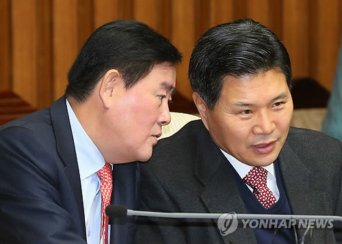 ▲ 새누리당 최경환 원내대표와 홍문종 사무총장이 귀엣말을 하고 있다. ⓒ연합뉴스