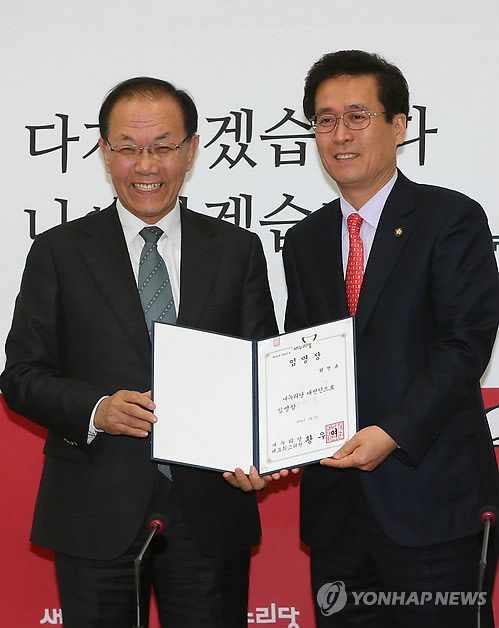 ▲ 황우여 새누리당 대표가 3일 오전 국회 대표최고위원실에서 함진규 신임 대변인에게 임명장을 수여한 후 기념촬영하고 있다. ⓒ연합뉴스