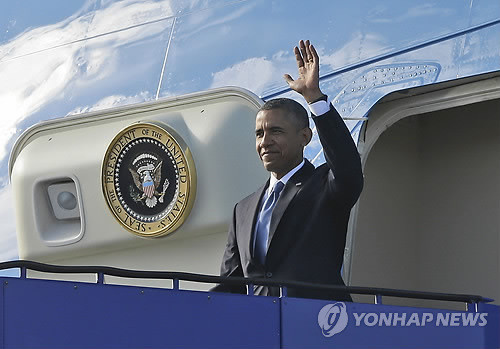 ▲ 버락 오바마 미국 대통령이 전용기 에어포스원에 올라 손을 흔들고 있다.ⓒ AP=연합뉴스DB