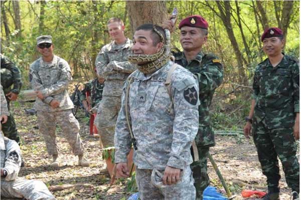 ▲ 2013년 코브라 골드 훈련에 참가한 美육군이 목에 뱀을 감고 있다. [사진: 美국방부 기관지 성조지]