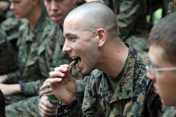 ▲ 2013 코브라 골드에 참가한 美해병대가 태국군이 준 벌레를 먹고 있다. [사진: 美국방부]