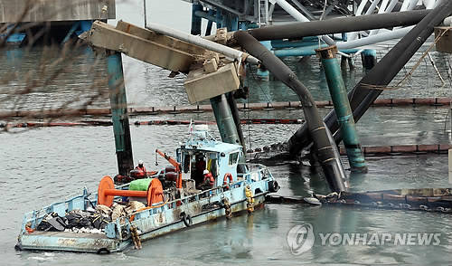 ▲ ▲ 2일 오후 전남 여수시 신덕동 신덕마을에서 시청과 해경 직원, 군인, 주민들이 파도에 밀려온 기름을 제거하느라 안간힘을 쓰고 있다.