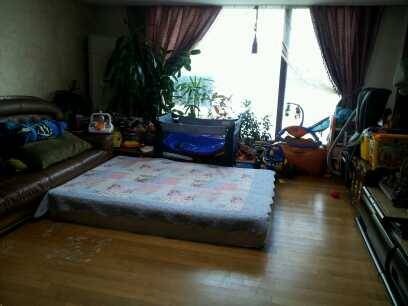 ▲ ⓒ층간소음 때문에 거실로 나온 메트리스 사진=뉴데일리DB