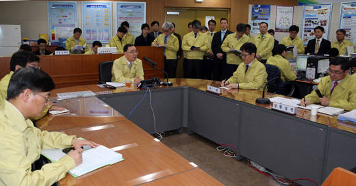 ▲ 정홍원 국무총리가 3일 정부세종청사 농림축산식품부 내 조류인플루엔자 방역대책상황실을 방문, 근무자들을 격려한 뒤 AI 확산을 막기위해 최선을 다해줄 것을 당부하고 있다. ⓒ 연합뉴스