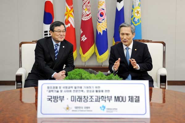 ▲ 4일 오전 9시, 국방부에서 '한국형 탈피오트' 제도 실시를 위해 협약을 맺은 뒤 이야기를 나누는 미래부와 국방부 장관.