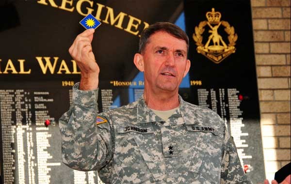 ▲ 호주군 3대대를 찾아 6.25전쟁 당시 달았던 사단 마크를 들어보이며 설명 중인 現40사단장. [사진: 캘리포니아 주방위군 플리커]