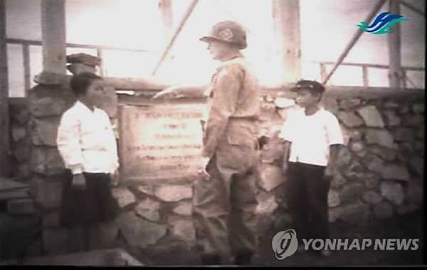 ▲ 美40사단 장병들이 '가이사 중학원'을 세운 뒤 표석을 봉헌할 당시의 기념사진. [사진: 한림대 동아시아문화연구소-연합뉴스]