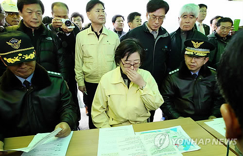 ▲ 4일 오전 지난 1일 기름유출사고가 발생한 여수 신덕동 방제작업현장에서 코 막은 사진으로 구설에 오른 윤 장관이 '독감 때문'이라고 해명해 논란이 확산하고 있다. 사진은 지난 1일 전남 여수시 신덕동 신덕마을에서 방제작업 현장에서 브리핑을 들으며 코를 막는 윤 장관의 모습. 2014.2.4ⓒ 연합뉴스