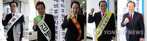 ▲ 6·4 지방선거 예비후보자 등록 첫 날인 4일 청주시 흥덕구 비하동 충북도선거관리위원회에서 충북도 교육감 예비후보자 등록을 마친 후보자들. 왼쪽부터 홍순규 전(前) 충북교육과학연구원장, 김병우 전(前) 충북교육발전소 상임대표, 홍득표 인하대 교수, 장병학 충북도의회 교육의원, 김석현 전(前) 전남부교육감. ⓒ연합뉴스