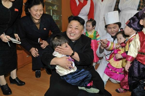 ▲ 북한 노동신문과 조선중앙통신은 4일김정은의 평양 육아원-애육원 방문 소식을 보도하며 두장의 사진을 공개했다. ⓒ 북한 노동신문