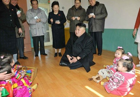 ▲ 북한 노동신문과 조선중앙통신은 4일김정은의 평양 육아원-애육원 방문 소식을 보도하며 두장의 사진을 공개했다. ⓒ 북한 노동신문