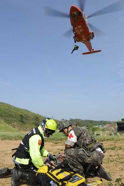 ▲ 이국종 교수의 의료팀과 소방방재청, 공군 파라레스큐 등이 연평도에서 함께 실시한 응급외상환자 후송훈련. 오지에서 발생한 응급환자 후송은 보통 군에서 맡는다.