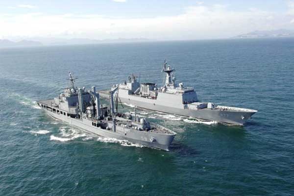 ▲ 해군 순양훈련전단에 합류한 AOE 화천함(왼쪽). 경무장 또는 비무장으로 해군의 각종 업무를 처리하는 배를 전투근무지원정이라고 부른다.