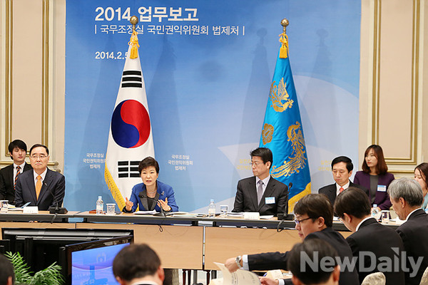 ▲ 박근혜 대통령이 5일 청와대에서 국무조정실-국민권익위원회-법제처 업무보고를 받고 있다. ⓒ 뉴데일리