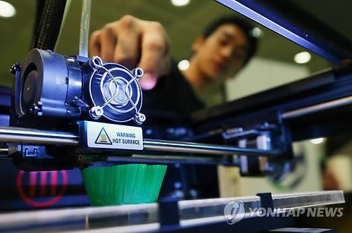 ▲ 한 벤처업체 관계자가 3D 프린터에 대해 설명하고 있다. ⓒ 연합뉴스DB