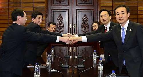 ▲ ▲ 5일 판문점 북측 지역인 통일각에서 이덕행 대한적십자사 실행위원(오른쪽 두번째)과 북한 박용일 조선적십자회 중앙위원회 중앙위원 등이 악수를 하고 있다. ⓒ 통일부