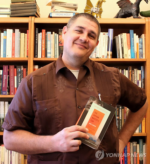 ▲ ▲ 지난해 소설부문 퓰러처상을 수상한 애덤 존슨(45) 미국 스탠퍼드대 교수 ⓒ 연합뉴스
