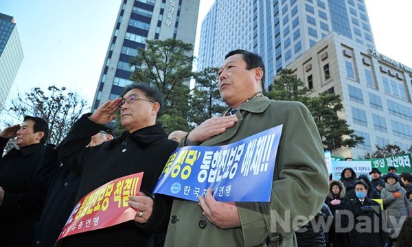 ▲ 이석기 징역 20년 구형 이후 더욱 강력한 처벌을 촉구하며 모인 자유총연맹 회원들.