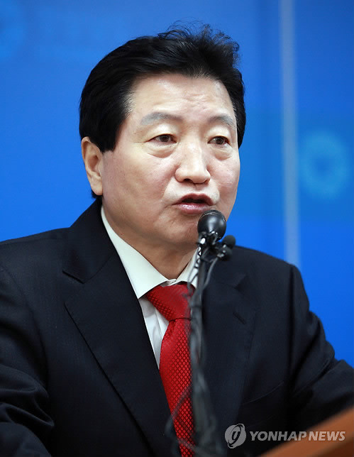 ▲ 안상수 전 새누리당 대표가 6일 경남도청에서 기자회견을 열어 경남지사 선거에 출마를 포기하고 창원시장 선거에 나서겠다는 입장을 밝히고 있다. ⓒ연합뉴스