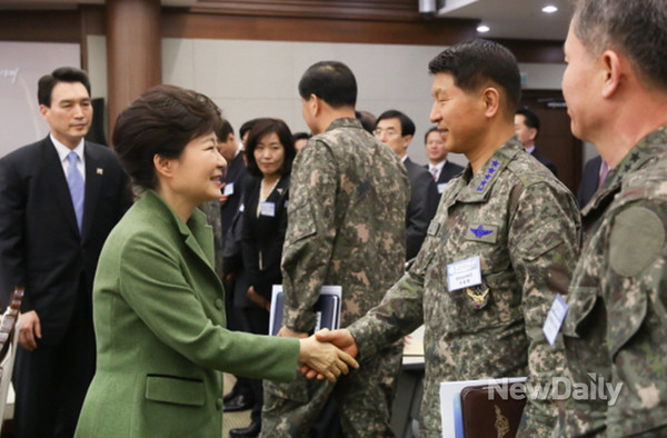 ▲ 박근혜 대통령이 6일 국방부에서 외교부, 통일부, 국방부, 국가보훈처에 대한 2014년도 업무보고를 받기 앞서 군 관계자들과 악수를 나누고 있다.  ⓒ 뉴데일리(청와대 제공)