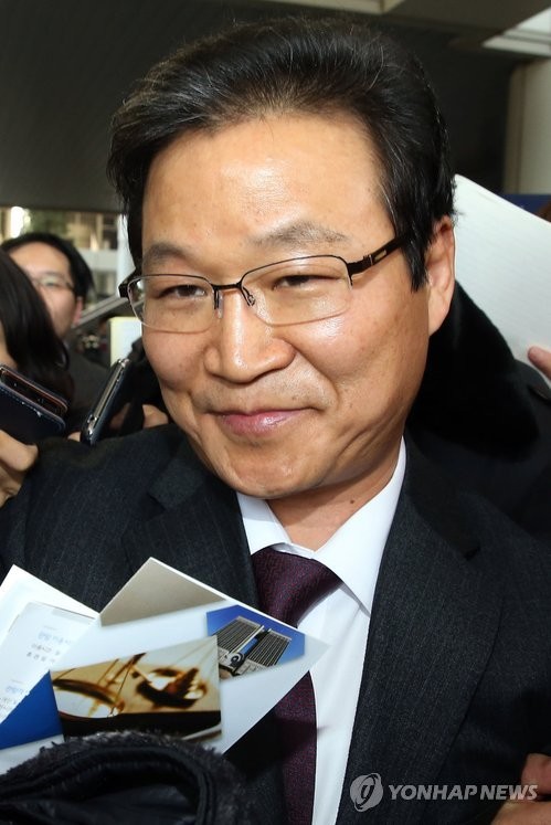 ▲ 국가정보원 대선개입 의혹 사건에 대한 경찰 수사를 축소·은폐해 불법 선거운동을 한 혐의로 기소된 김용판 전 서울지방경찰청장이 6일 서초구 서울중앙지법에서 열린 선고공판을 마치고 법원 밖으로 나서고 있다.  이날 서울중앙지법 형사합의21부는 김 전 청장에게 무죄를 선고했다. 재판부는 "피고인이 국정원 대선개입 의혹을 해소하기 위해 직권을 남용해 수사를 방해하거나 허위의 중간수사 결과 발표를 지시했다는 점을 뒷받침할 증거가 부족하다"고 판시했다.   ⓒ 연합뉴스