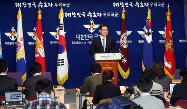 ▲ 국방부는 6일 나온 북한 국방위의 협박에 끄떡않고 "훈련은 예정대로 진행할 것"이라고 밝혔다. 사진은 국방부 브리핑 모습. [사진: 정책브리핑]