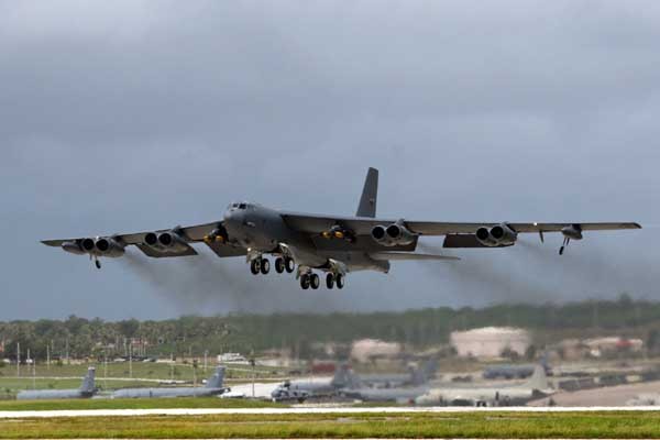 ▲ 괌 앤더슨 기지에서 이륙 중인 B-52H 전략폭격기.