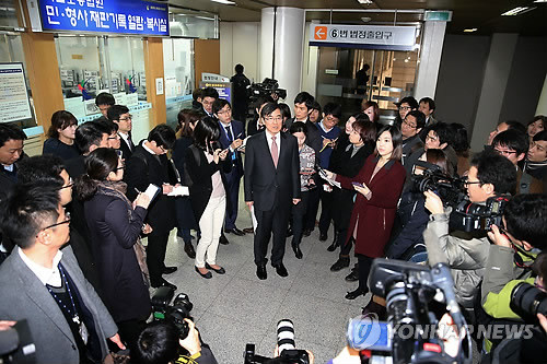 ▲ 6일 서울고등법원 민사14부는 이맹희 전 제일비료 회장이 고(故) 이병철 삼성그룹 창업주의 차명주식 중 9천400억원 가량의 법적 상속분을 돌려달라고 제기한 소송에서 1심과 같이 원고의 청구를 모두 각하 또는 기각했다.  사진은 이날 오전 서울 서초동 서울고등법원에서 상속분쟁 항소심 선고공판을 마치고 나온 이건희 삼성전자 회장측 소송대리인인 윤재윤 변호사에게 취재진이 질문하는 모습.ⓒ 연합뉴스