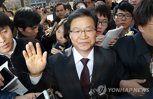 ▲ 국가정보원 대선개입 의혹 사건에 대한 경찰 수사를 축소·은폐해 불법 선거운동을 한 혐의로 기소된 김용판 전 서울지방경찰청장이 6일 서초구 서울중앙지법에서 열린 선고공판을 마치고 법원 밖으로 나서고 있다.  ⓒ 연합뉴스