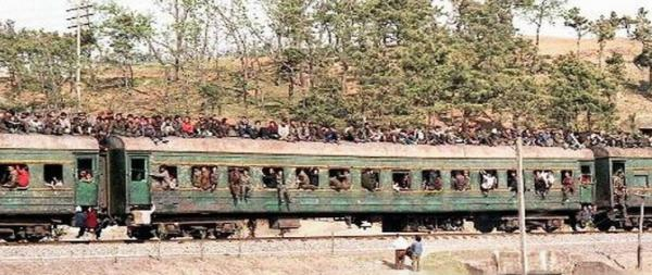 ▲ '피난열차'?  북한의 열악한 교통수단. / 구글 이미지