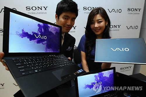 ▲ 지난 2011년 소니코리아가 선보인 플래그십 노트북 'VAIO Z' 시리즈를 모델들이 선보이고 있다. ⓒ연합뉴스