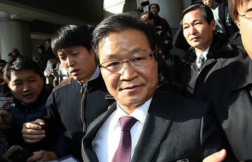 ▲ ▲ 댓글 수사 방해 혐의로 기소된 김용판 전 서울지방경찰청장이 6일 서울중앙지법에서 열린 선고공판을 마치고 법원 밖으로 나서고 있다. ⓒ 연합뉴스