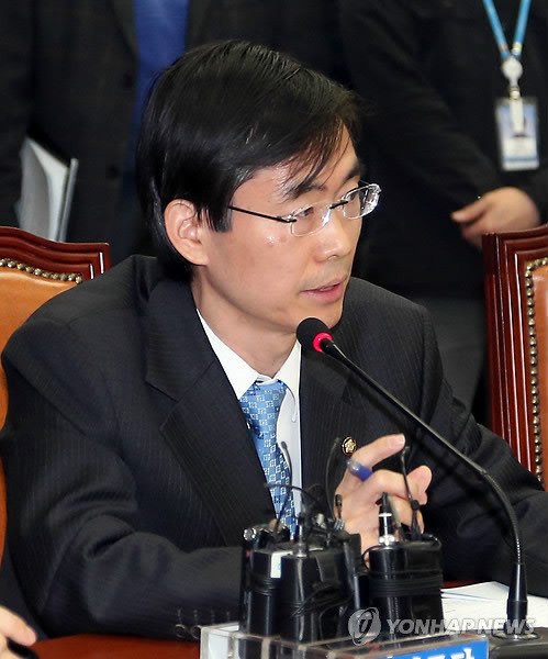 ▲ 기초공천 폐지를 놓고 입장을 뒤바꾼 여야를 향해 쓴소리를 날린 민주당 조경태 최고위원. ⓒ연합뉴스