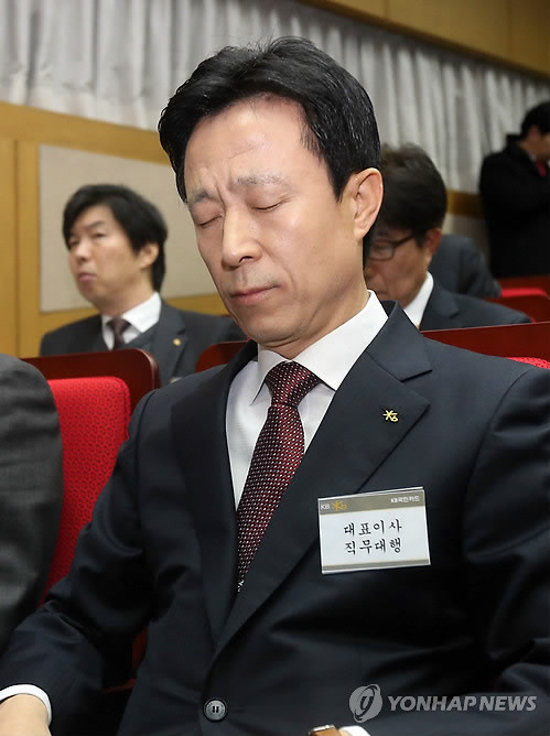 ▲ 국회 정무위 개인정보 대량유출 사태에 대한 국정조사 현장검증반 의원들이 7일 서울 강서구 염창동 KB국민카드 전산센터를 방문한 가운데 김덕수 사장직무대행이 배석해 눈을 감고 있다. ⓒ연합뉴스