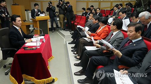 ▲ 새누리당 박민식 간사를 비롯해 국회 정무위 개인정보 대량유출 사태에 대한 국정조사 현장검증반 의원들이 7일 서울 강서구 염창동 KB국민카드 전산센터를 방문해 김덕수 사장직무대행의 현황보고를 듣고 있다. ⓒ연합뉴스