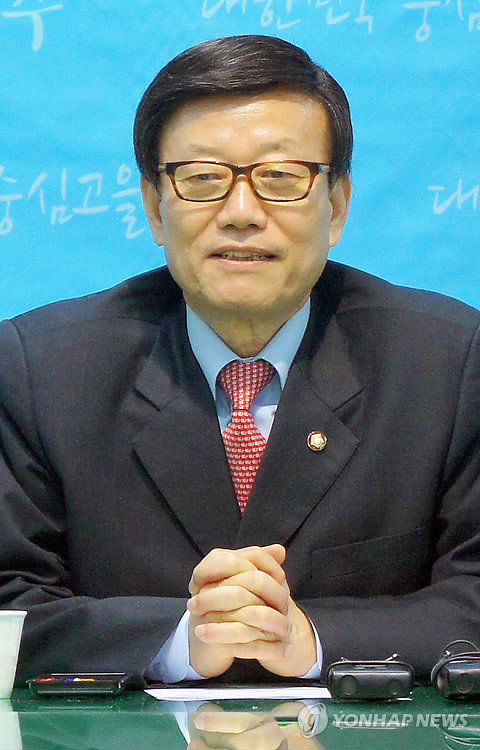 ▲ 윤진식(새누리·충주) 의원이 7일 충주시청에서 기자 간담회를 열고 지방선거에 대한 입장을 밝히고 있다. ⓒ연합뉴스