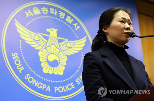 ▲ 권은희 송파경찰서 수사과장이 7일 오전 송파경찰서 내부에서 기자회견을 열었다. 이와 관련, "근무시간 중 경찰서 내에서 개인적 이유로 기자회견을 하는 것이 부적절하다"는 네티즌의 비난이 이어졌다. ⓒ 연합뉴스